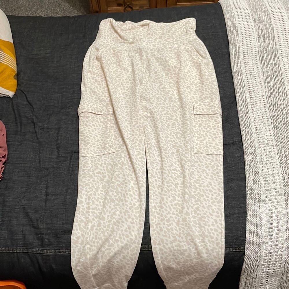 Old Navy Cheetah Print Cargo Joggers Size Small
